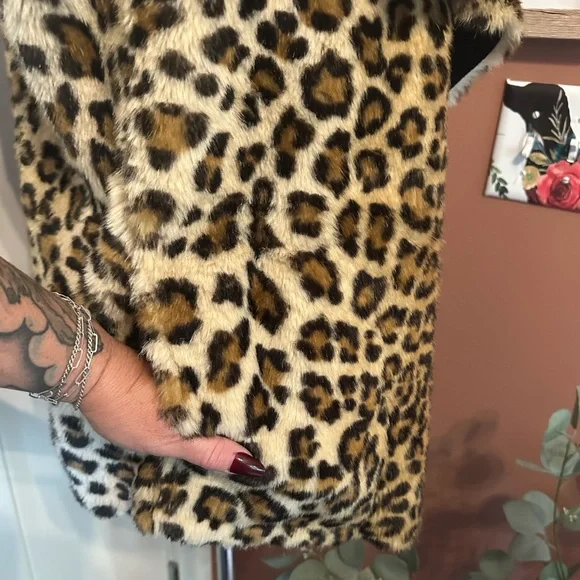 Velvet by Graham & Spencer faux fur & suede animal print pockets Medium vest - Picture 7 of 12